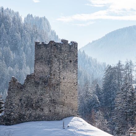 Verschneite Burg Strassberg  in Malix in der Ferienregion Lenzerheide | © Sundroina Pictures/Ferienregion Lenzerheide