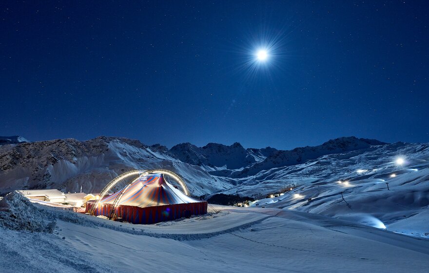 Arosa Humorfestival Zelt auf dem Tschuggen in der Nacht | © Arosa Tourismus / Nina Hardegger-Mattli